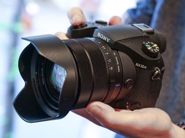 Sony Syber-shot DSC-RX10 III  3
