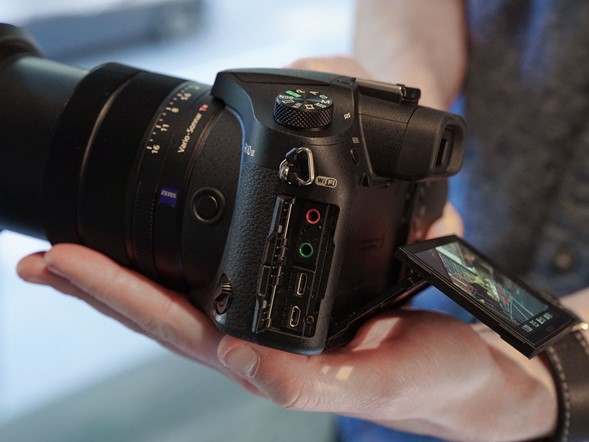 Sony Syber-shot DSC-RX10 III  7