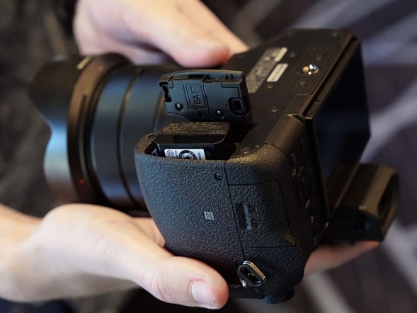 Sony Syber-shot DSC-RX10 III  10