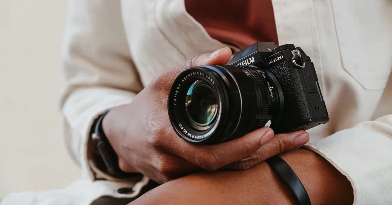 دوربین عکاسی فوجی‌فیلم  FUJIFILM X-S20