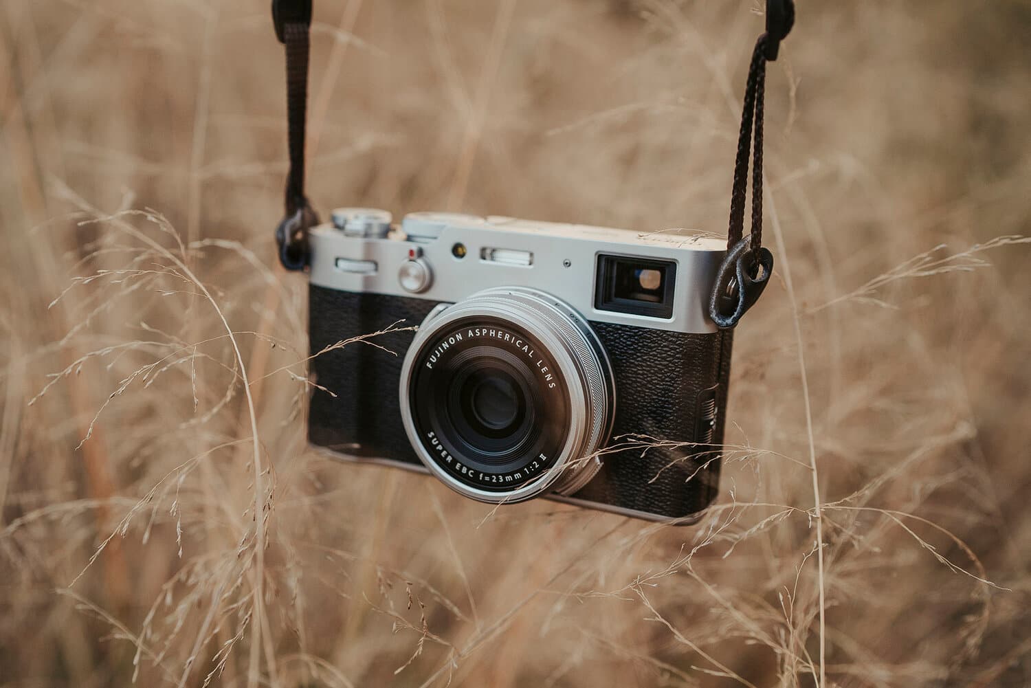 دوربین بدون آینه فوجی‌فیلم  FUJIFILM X100v