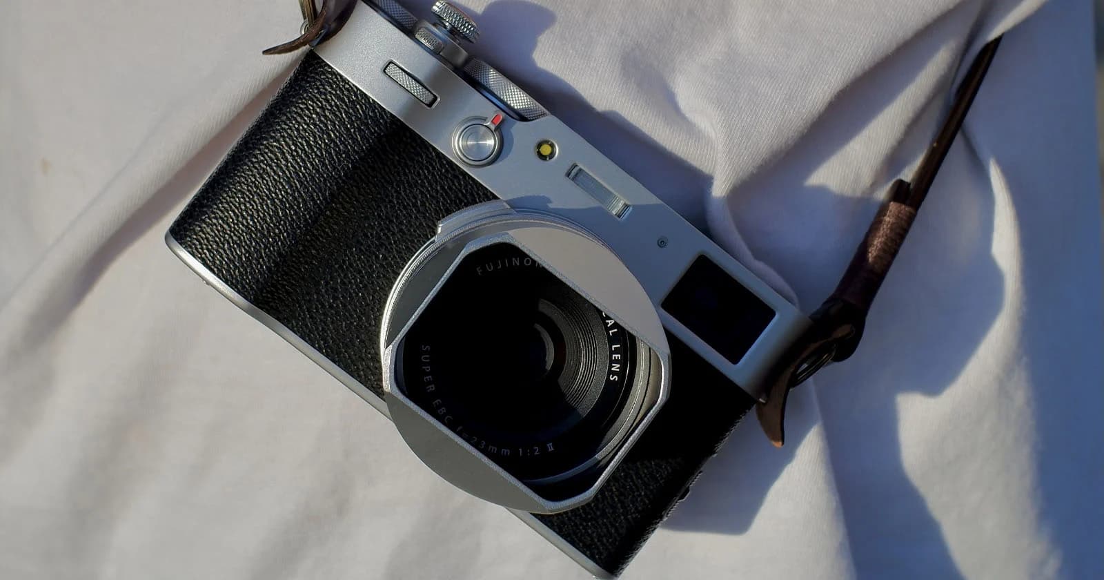 دوربین بدون آینه فوجی‌فیلم FUJIFILM X100v