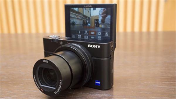 دوربین سونی RX100 تنها با قیمت 699 پوند!